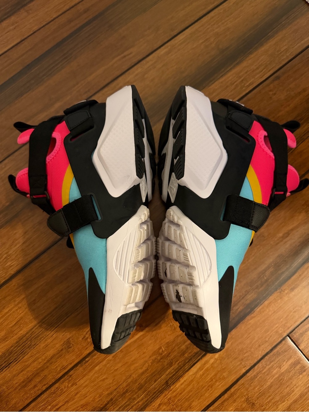 Nike women’s used huarache city Sneakers in Pink, Light Blue & Black - Picture 2 of 5